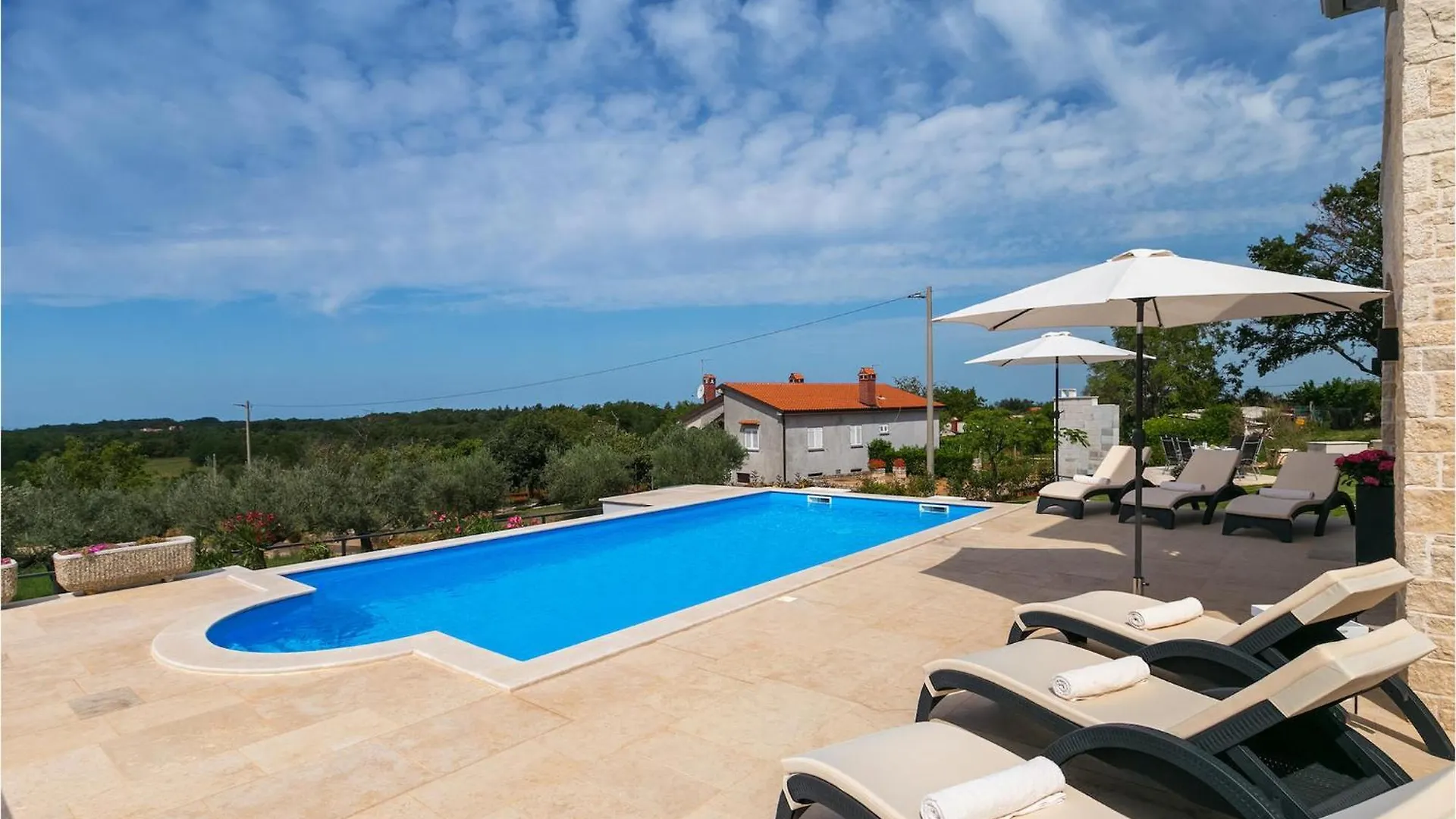 Villa Marika Lasci 0*,